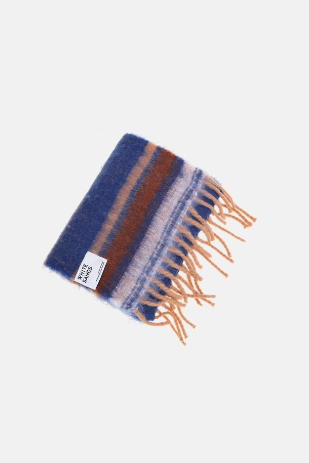 "멀티 스트라이프 머플러 델루스"는 부드러운 울 소재로 제작되어 가을, 겨울철 따뜻함을 선사하는 여성용 머플러입니다. 캐주얼 스타일에 어울리는 스트라이프 패턴과 블루, 브라운 두 가지 멀티 컬러로 출시되었습니다. 두꺼운 두께감으로 보온성을 높였으며, 부드러운 촉감이 편안한 착용감을 제공합니다. 캐주얼, 클래식, 미니멀 등 다양한 스타일 연출에 활용 가능한 아이템입니다.
