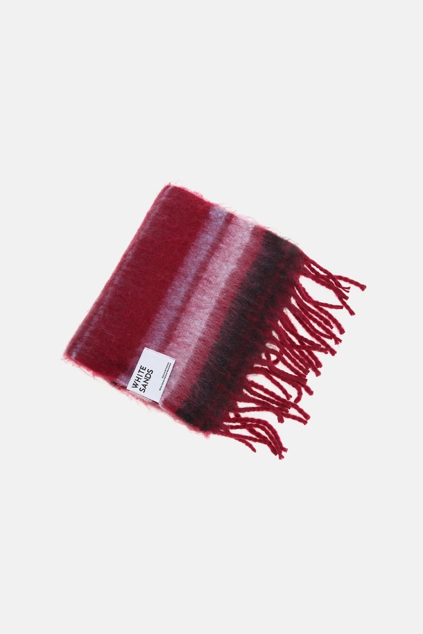 따뜻함과 스타일을 모두 갖춘 "멀티 스트라이프 머플러 델루스"입니다. 울 소재로 제작되어 부드러운 촉감을 자랑하며, 가을과 겨울철 보온성을 책임집니다. 레드와 핑크 두 가지 컬러로 출시되어, 캐주얼, 클래식, 미니멀 스타일 모두에 잘 어울립니다. 출근룩, 모임룩 등 다양한 TPO에 활용 가능하며, 멀티 컬러 스트라이프 패턴으로 포인트를 더했습니다.
