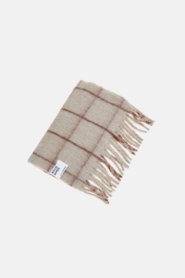 울 혼방 그리드 체크 머플러 메리다는 부드러운 촉감의 울 혼방 소재로 제작되어 가을과 겨울, 쌀쌀한 날씨에 따뜻하게 착용하기 좋습니다. 베이직하고 클래식한 스타일을 연출하며 출근룩, 모임룩 등 다양한 TPO에 활용하기 용이합니다. 그리드 체크 패턴이 돋보이며, 미니멀, 캐주얼 스타일에 포인트를 더해줍니다. 베이지, 화이트 등 6가지 다채로운 컬러 구성으로, 폭넓은 선택이 가능합니다. 포근함과 스타일을 동시에 잡을 수 있는 머플러입니다.
