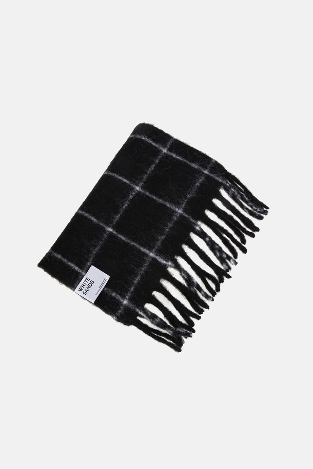 메리다 울혼방 그리드 체크 머플러는 가을과 겨울, 당신의 스타일을 완성해 줄 머플러입니다. 울 소재와 울 혼방으로 제작되어 부드러운 촉감과 뛰어난 보온성을 제공하며, 베이직하고 클래식한 스타일을 연출합니다. 블랙과 화이트 두 가지 색상으로 출시되어 출근룩, 모임룩 등 다양한 TPO에 활용 가능합니다. 두꺼운 두께감의 그리드 체크 패턴이 돋보이며, 미니멀, 캐주얼 룩에도 잘 어울립니다.
