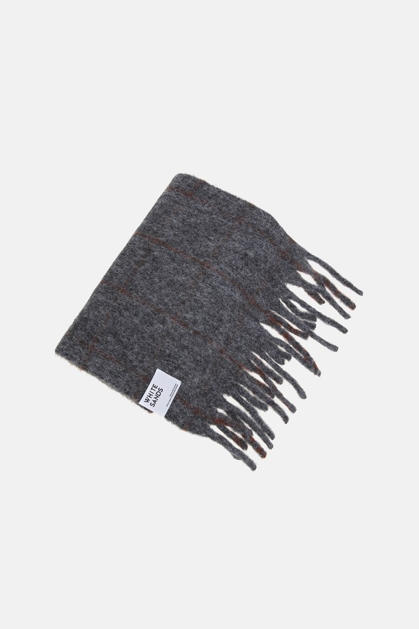 울 혼방 그리드 체크 머플러 메리다는 부드러운 촉감과 뛰어난 보온성을 자랑하는 머플러입니다. 울 소재와 울 혼방 소재로 제작되어 가을, 겨울철에 따뜻하게 착용할 수 있습니다. 베이직하면서도 클래식한 스타일로, 출근룩에 포인트를 더해줍니다. 6가지 다양한 컬러(그레이, 블랙, 화이트, 브라운, 베이지, 레드)의 그리드 체크 패턴으로 구성되어 있습니다. 두꺼운 두께감으로 포근하게 감싸줍니다.
