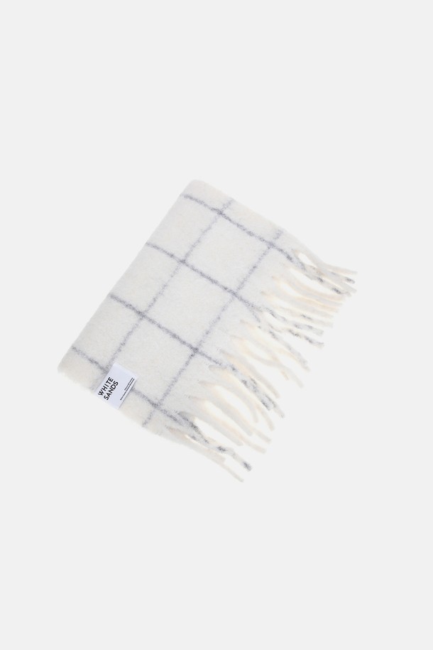 울 혼방 그리드 체크 머플러 메리다는 부드러운 촉감과 뛰어난 보온성을 자랑하는 머플러입니다. 울과 폴리에스테르 혼방 소재로 제작되어 가을, 겨울철에 따뜻하게 착용할 수 있습니다. 베이직하고 클래식한 스타일로 출근룩, 모임룩 등 다양한 TPO에 활용하기 좋습니다. 블랙, 화이트, 베이지, 그레이, 브라운, 레드 6가지 다채로운 색상으로 출시되어 취향에 맞게 선택 가능하며, 체크 패턴이 돋보이는 디자인입니다. 미니멀, 클래식 스타일을 즐겨 입는 분들께 추천합니다.
