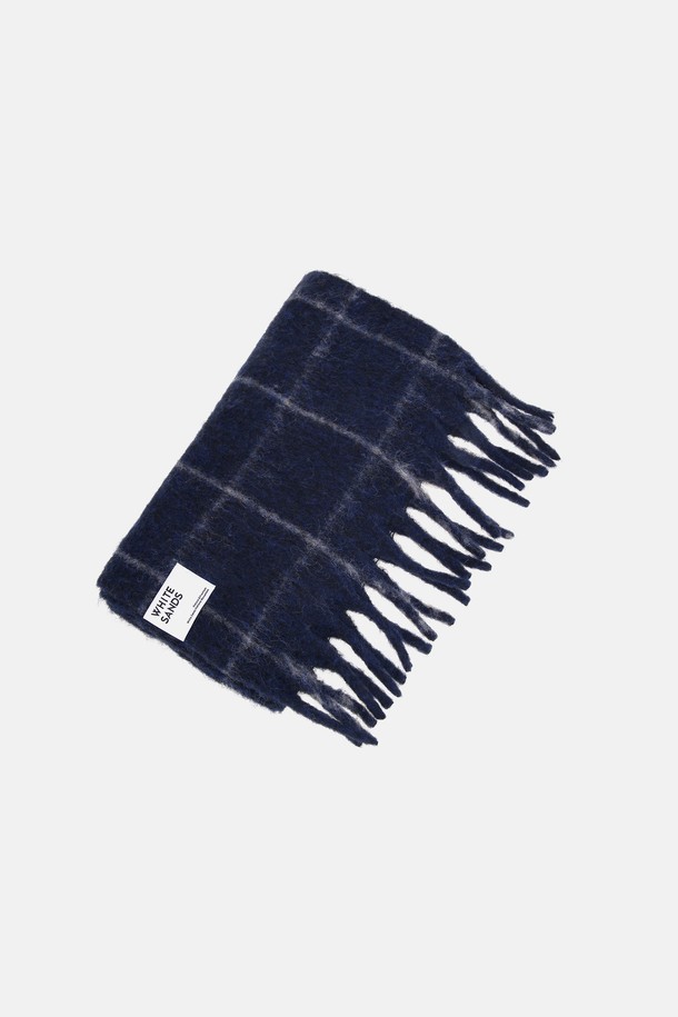 울 혼방 그리드 체크 머플러 메리다 (6 colors)는 가을과 겨울 시즌, 일상과 출근룩에 모두 잘 어울리는 머플러입니다. 부드러운 촉감의 울 혼방 소재로 제작되어 보온성을 높였으며, 두꺼운 두께감으로 따뜻하게 착용할 수 있습니다. 클래식하고 미니멀한 스타일을 연출하기 좋은 그리드 체크 패턴 디자인이 특징입니다. 네이비, 그레이, 블랙, 브라운, 베이지, 화이트 등 6가지 다채로운 컬러로 출시되어 취향에 맞게 선택 가능합니다.
