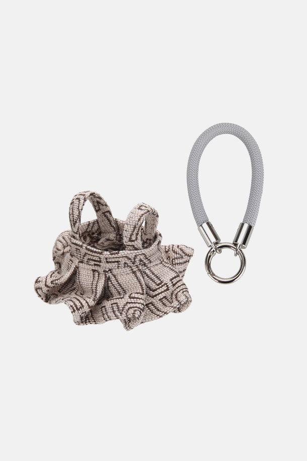 모노그램 쟈카드 인형옷과 로프 세트입니다. 아이보리, 베이지, 블루, 네이비 4가지 색상으로 제공되며, 면과 폴리에스테르 혼방 소재로 제작되었습니다. 캐주얼 스타일의 원피스/멜빵바지 디자인으로, 모노그램 패턴과 로고가 돋보입니다. 로프와 키링 장식이 포함되어 있어 액세서리로 활용 가능하며, 동네 마실룩, 집콕룩, 봄 소풍룩 등 다양한 TPO에 매치하기 좋습니다. 인형옷에 커스텀하여 특별함을 더할 수 있습니다.
