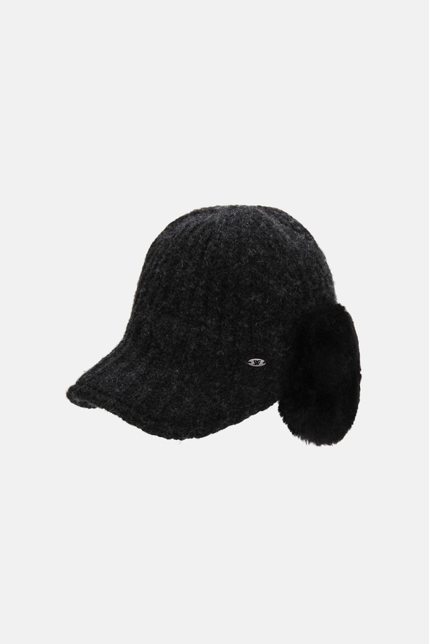 **울 니트 귀달이퍼 볼캡 드보라 (4 colors)**

부드러운 울 니트 소재로 제작되어 포근한 착용감을 선사하는 볼캡입니다. 귀달이퍼 디자인으로 보온성을 높였으며, 가을과 겨울철에 따뜻하게 착용하기 좋습니다. 블랙, 브라운, 베이지, 그레이 4가지의 차분한 컬러로 출시되어 다양한 스타일에 매치하기 용이합니다. 미니멀, 클래식, 캐주얼 스타일을 즐겨 입는 여성분들께 추천하며, 출근룩이나 연말 모임룩에 포인트를 더할 수 있습니다. 무지 디자인으로 유행을 타지 않아 오랫동안 활용할 수 있습니다.
