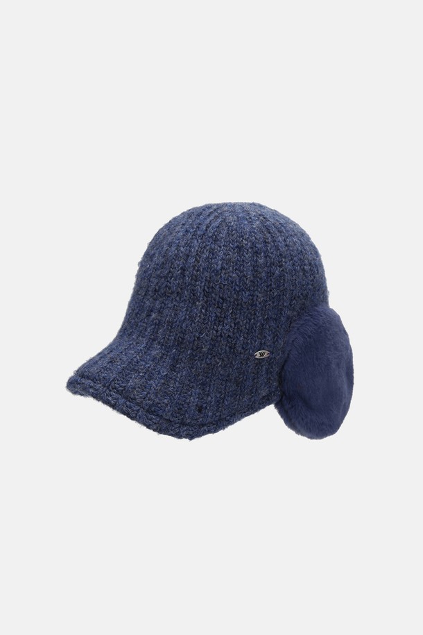 따뜻함과 스타일을 모두 갖춘 울 니트 귀달이퍼 볼캡 드보라를 만나보세요. 부드러운 울과 니트 소재로 제작되어 깊은 모자 깊이와 포근한 촉감을 선사하며, 가을/겨울 시즌 보온성을 책임집니다. 네이비, 그레이, 블랙, 브라운의 4가지 세련된 컬러로 출시되어 어떤 룩에도 잘 어울리며, 귀달이 디테일이 한층 더 따뜻하고 사랑스러운 분위기를 연출합니다. 산책룩, 출근룩 등 다양한 TPO에 활용 가능하며, 클래식, 미니멀, 캐주얼 스타일을 즐겨 입는 여성분들께 추천합니다.
