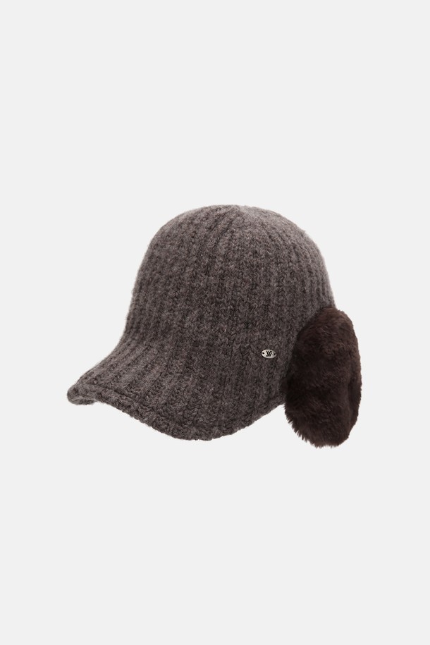 포근한 울(Wool) 소재와 니트 짜임으로 따스함을 더한 '울 니트 귀달이퍼 볼캡 드보라'입니다. 부드러운 촉감과 깊은 모자 깊이로 편안한 착용감을 선사하며, 귀달이 디자인이 보온성을 높여 추운 날씨에도 따뜻하게 착용할 수 있습니다. 캐주얼, 클래식, 미니멀 스타일 모두 소화 가능하며, 산책룩에 매치하여 포근하고 세련된 분위기를 연출할 수 있습니다. 그레이, 블랙, 베이지, 브라운 4가지 컬러로 출시되어, 다양한 스타일에 맞게 선택 가능합니다. 챙 넓이는 중간 두께감으로 부담 없이 착용하기 좋습니다.
