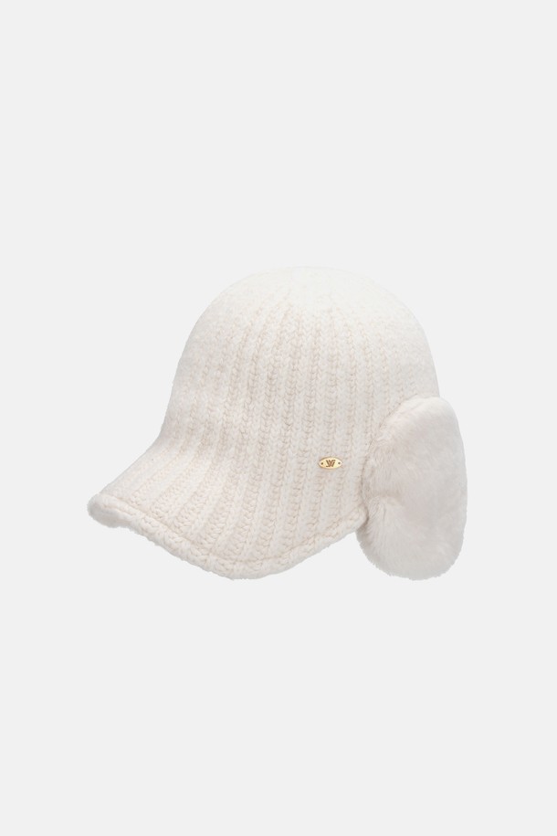 울 니트 귀달이퍼 볼캡 드보라 (4 colors)는 부드러운 촉감과 따뜻함을 선사하는 울 니트 소재의 볼캡입니다. 추운 날씨에도 보온성을 유지해주는 귀달이 디자인이 특징이며, 캐주얼, 미니멀, 클래식 스타일의 의상에 잘 어울립니다. 출근룩이나 연말 모임룩 등 다양한 TPO에 활용 가능하며, 화이트, 블랙, 베이지, 그레이 4가지 색상으로 출시되어 폭넓은 선택지를 제공합니다. 깊은 모자 깊이와 일반 챙 넓이로 안정적인 착용감을 선사하는 데일리 아이템입니다.
