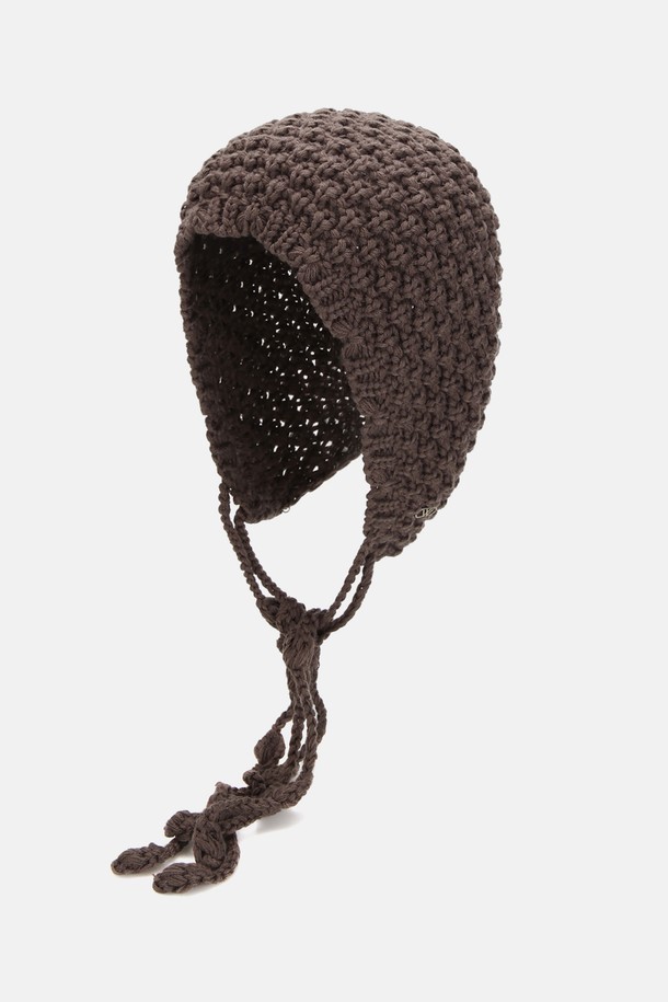 앙고라 울 혼방 보헤미안 니트햇 헤르타 (4 colors)는 부드러운 촉감의 앙고라와 울 소재 혼방으로 제작되어 가을, 겨울철 따뜻함을 선사합니다. 깊은 모자 깊이와 니트 패턴, 두꺼운 두께감으로 포근하게 착용 가능하며, 보헤미안 스타일과 캐주얼 무드를 동시에 연출합니다. 여행룩, 캐주얼, 클래식, 에스닉 스타일을 즐겨 입는 여성분들께 추천하는 아이템입니다. 브라운 컬러를 포함한 4가지 다채로운 색상으로 만나보세요.
