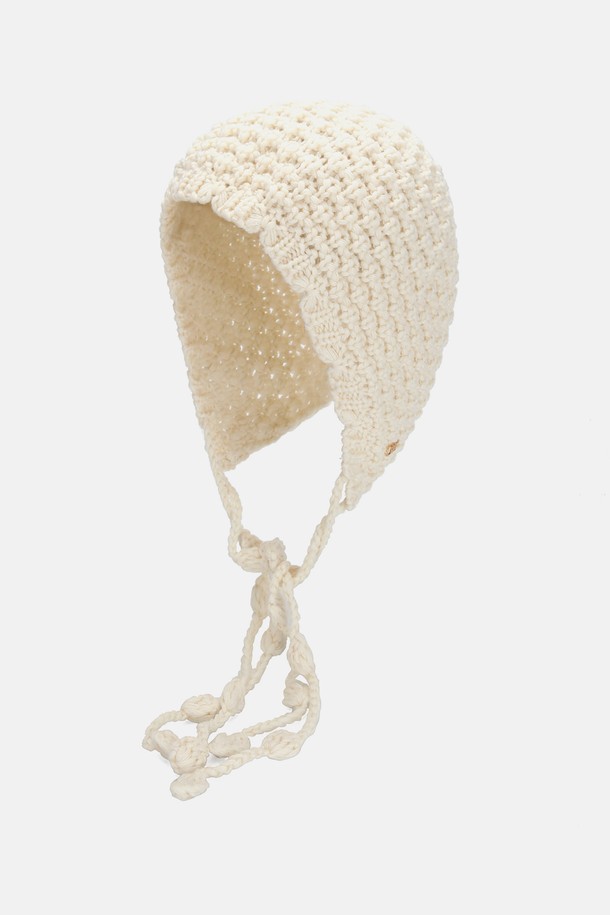 앙고라 울 혼방 보헤미안 니트햇 헤르타는 부드러운 촉감과 따뜻함을 선사하는 여성용 니트햇입니다. 아이보리, 블랙, 브라운, 그레이 네 가지 색상으로 출시되어 다양한 스타일 연출이 가능합니다. 깊은 모자 깊이와 두꺼운 두께감으로 가을, 겨울철 따뜻하게 착용할 수 있으며, 보헤미안 디자인 장식이 특징입니다. 출근룩, 모임룩 등 TPO에 구애받지 않고 클래식, 미니멀, 캐주얼 스타일 모두 소화하며, 앙고라와 울 혼방 소재로 제작되어 고급스러운 분위기를 더합니다.
