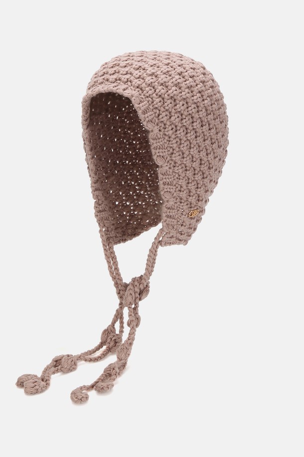 앙고라 울 혼방 보헤미안 니트햇 헤르타 (4 colors)는 가을, 겨울 시즌 여성의 일상과 여행룩에 어울리는 니트햇입니다. 부드러운 촉감의 앙고라와 울 혼방 소재로 제작되었으며, 깊은 모자 깊이와 두꺼운 두께로 따뜻함을 더합니다. 니트 패턴과 끈 디테일이 돋보이는 보헤미안 스타일의 모자로, 클래식, 미니멀, 캐주얼 스타일 모두 소화 가능합니다. 베이지, 브라운 컬러를 포함한 4가지 색상으로 출시되어 다양한 스타일에 매치할 수 있습니다.
