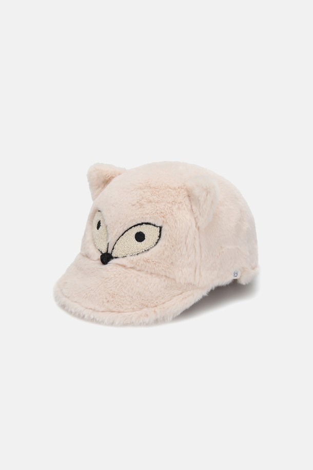 귀여운 캐릭터 퍼(Fur) 디자인이 돋보이는 방한 볼캡입니다. 부드러운 촉감과 두꺼운 두께로 겨울철에도 따뜻하게 착용할 수 있으며, 일상생활과 산책룩에 잘 어울립니다. 블랙, 화이트, 베이지 3가지 색상으로 출시되어 아이들의 스타일에 맞춰 선택 가능합니다. 키즈 사이즈로 제작되어 편안하게 착용할 수 있으며, 보온과 방한 기능으로 추운 날씨에도 끄떡없습니다. 
