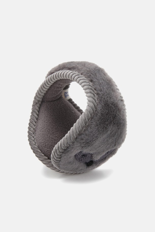 **방한 퍼 페넥폭스 귀마개 키즈 오티스 (3 colors)**

부드러운 퍼 소재로 제작되어 따뜻하고 포근한 착용감을 선사하는 방한 귀마개입니다. 겨울철 추위로부터 아이들의 귀를 보호하며, 캐주얼 및 미니멀 스타일의 산책룩에 잘 어울립니다. 화이트, 그레이, 블랙의 세 가지 색상으로 출시되어 다양한 코디에 활용할 수 있습니다. 페넥폭스 디자인으로 귀여움을 더하여 아이들의 겨울 패션을 완성해 보세요. 뛰어난 보온 기능으로 겨울철 야외 활동 시에도 든든하게 사용할 수 있습니다.
