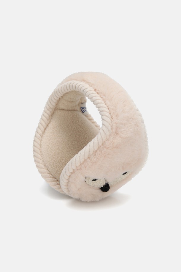 아이들을 위한 따뜻함, 방한 퍼 페넥폭스 귀마개 키즈 오티스입니다. 부드러운 퍼 소재로 제작되어 겨울철 찬 바람으로부터 아이들의 귀를 포근하게 보호해줍니다. 블랙, 화이트, 브라운 세 가지 색상으로 출시되어 아이들의 옷 스타일에 맞춰 선택할 수 있습니다. 페넥폭스 디자인으로 귀여움을 더했으며, 캐주얼 및 미니멀 스타일 모두 잘 어울립니다. 보온 기능에 충실하며, 겨울철 일상생활에서 유용하게 사용될 수 있습니다.
