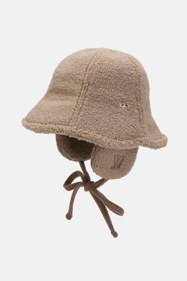 "튤립 탈착 귀달이 햇 벨루오"는 부드러운 촉감의 폴리에스터, 면, 부클퍼 소재로 제작된 겨울철 필수 아이템입니다. 캐주얼, 미니멀, 클래식 스타일을 아우르는 무지 디자인으로, "애쉬 모카", "세이지 그린", "블랙" 3가지 컬러를 제공합니다. 탈착식 귀달이와 벨크로 사이즈 조절 기능으로 보온성과 편안함을 동시에 잡았습니다. 두꺼운 두께감으로 추운 날씨에도 따뜻하게 착용할 수 있습니다.
