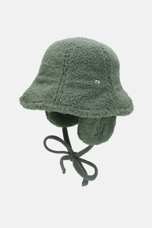 **튤립 탈착 귀달이 햇 벨루오 (4 colors)**는 가을, 겨울철 따뜻함과 스타일을 동시에 잡을 수 있는 버킷햇입니다. 애쉬 모카, 세이지 그린, 블랙 3가지 색상으로 출시되었으며, 부드러운 폴리에스테르 소재에 안감 기모 처리가 되어 포근한 착용감을 선사합니다. 튤립 형태 디자인에 탈부착 가능한 귀달이, 금속 장식, 체인, 자수 디테일이 더해져 캐주얼, 미니멀, 클래식 스타일을 연출하기 좋습니다. 사이즈 조절, 와이어, 보온 기능을 갖춰 출근룩, 산책룩 등 다양한 TPO에 활용할 수 있습니다.
