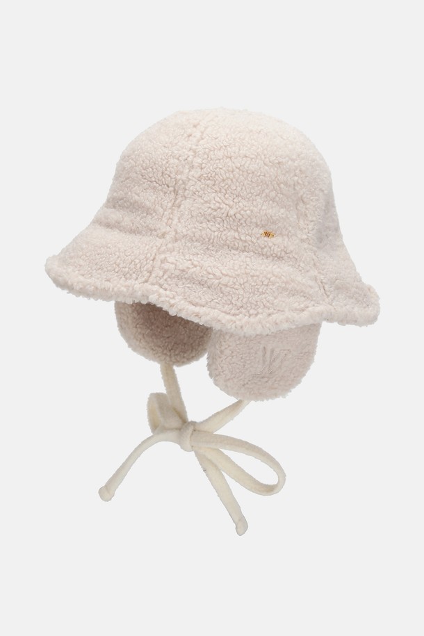 따뜻함과 스타일을 모두 갖춘 튤립 탈착 귀달이 햇 벨루오입니다. 부드러운 폴리에스터와 면 혼방 소재로 제작되어 가을, 겨울철에도 포근하게 착용할 수 있습니다. 무지 디자인에 탈부착 가능한 귀달이, 사이즈 조절 기능, 보온 및 기모 안감으로 실용성을 더했습니다. 애쉬 모카, 세이지 그린, 블랙 3가지 세련된 컬러로 산책룩, 캠핑룩 등 다양한 스타일에 매치하여 캐주얼, 미니멀, 클래식한 분위기를 연출해보세요. 디자인 장식으로 참 또는 체인이 포인트로 더해져 더욱 멋스러운 스타일을 완성합니다.
