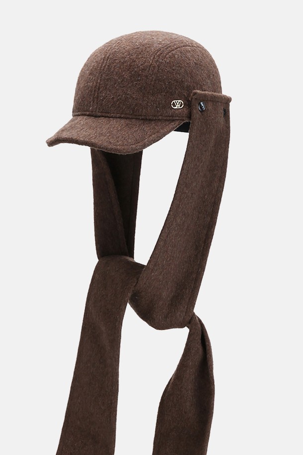 모자 탈착 머플러 캠프캡 토리노는 가을, 겨울 시즌을 위한 보온성이 뛰어난 캠프캡입니다. 울, 폴리에스터, 면 혼방 소재로 제작되어 부드러운 촉감을 선사하며, 기모 안감으로 따뜻함을 더했습니다. 무지 디자인에 버클 장식으로 포인트를 주어 클래식, 미니멀, 캐주얼 스타일 모두 소화 가능합니다. 머플러 탈부착이 가능하여 다양한 스타일 연출이 용이하며, 사이즈 조절 기능으로 편안한 착용감을 제공합니다. 캠핑룩에 완벽하게 어울리는 실용적인 아이템입니다.
