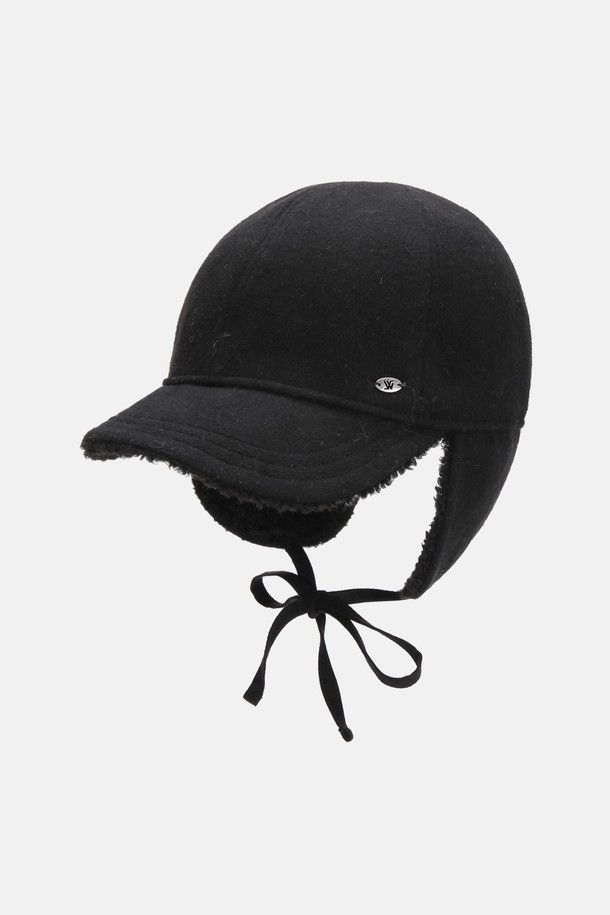 울 헤어 이어머프 캡 오비크 (4 colors)는 부드러운 울과 폴리에스터 소재로 제작되어 가을, 겨울철 보온성을 높여주는 이어머프 캡입니다. 크림 브라운, 그레이, 블랙 컬러로 출시되어 다양한 출근룩, 캐주얼, 미니멀, 클래식 스타일 연출에 용이합니다. 두꺼운 두께감과 부드러운 촉감, 로고 디자인이 특징이며, 편안한 핏을 제공합니다. 안감은 폴리에스터로 마감되어 착용감을 높였습니다. 와이어 이어머프 디자인이 귀를 따뜻하게 감싸주어 추운 날씨에도 포근함을 선사합니다.
