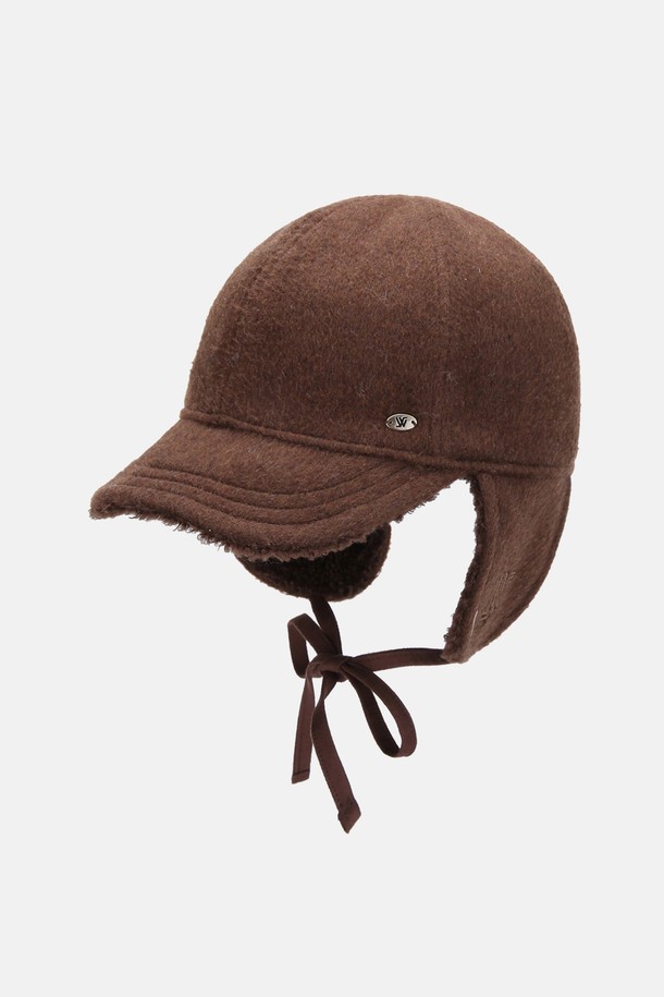 오비크 울 헤어 이어머프 캡은 부드러운 울과 폴리에스테르 소재로 제작되어 가을, 겨울철 보온성을 높여주는 이어머프 캡입니다. 크림, 브라운, 그레이, 블랙 4가지 다채로운 컬러로 출시되어 취향에 맞는 스타일을 연출할 수 있습니다. 로고, 메달, 자수, 와이어, 스트랩 등의 디자인 디테일이 돋보이며, 레귤러핏으로 제작되어 편안하게 착용 가능합니다. 출근룩, 데이트룩 등 다양한 TPO에 클래식, 미니멀, 캐주얼 스타일로 활용하기 좋습니다. 귀를 따뜻하게 감싸주는 이어머프 기능과 와이어 디테일을 통해 스타일리시함을 더했습니다.
