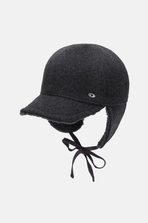 "울 헤어 이어머프 캡 오비크 (4 colors)"는 겨울철 보온성을 책임지는 이어머프 캡입니다. 가볍고 따뜻한 울 소재와 폴리에스테르 소재를 사용하여 편안한 착용감을 선사합니다. 크림 브라운, 그레이 블랙 두 가지 색상으로 출시되었으며, 로고, 와이어, 스트랩 디자인으로 클래식, 미니멀, 캐주얼 스타일 모두 소화 가능합니다. 두꺼운 두께감으로 뛰어난 보온 기능을 제공하여 추운 겨울에도 따뜻하게 착용할 수 있습니다. 핏 또한 편안하여 오랫동안 착용해도 부담이 없습니다.
