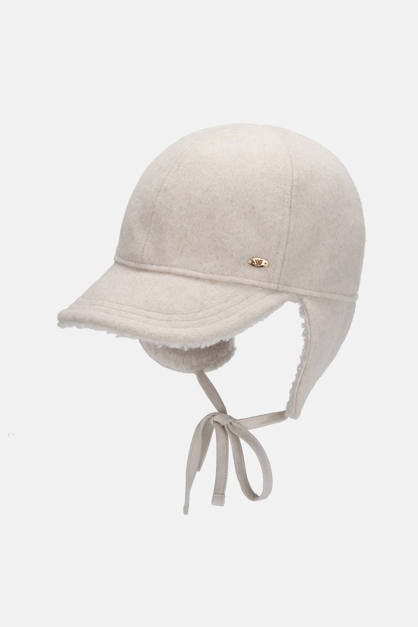 **울 헤어 이어머프 캡 오비크 (4 colors)**

가볍고 따뜻한 착용감이 돋보이는 울 소재의 이어머프 캡입니다. 가을, 겨울 시즌에 어울리는 두꺼운 두께감으로 보온성을 높였습니다. 크림, 브라운, 그레이, 블랙 4가지 다채로운 색상으로 출시되어, 출근룩을 포함한 다양한 일상 스타일에 활용하기 좋습니다. 클래식, 미니멀, 캐주얼 스타일 모두 소화 가능한 디자인으로, 로고 자수, 와이어, 스트랩 디테일이 돋보입니다. 
