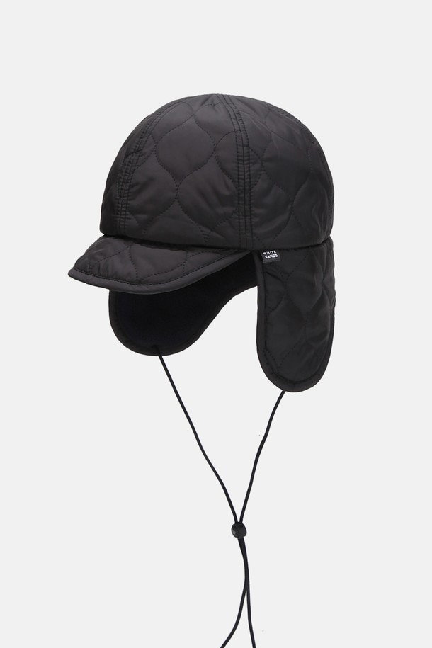 그린라벨 퀼팅 패딩 트루퍼햇 아말리 (4 colors)는 깊은 모자 깊이와 부드러운 촉감의 겨울용 방한 모자입니다. 폴리에스테르 소재에 퀼팅 디자인과 귀덮개가 특징이며, 무지 패턴으로 클래식, 미니멀, 캐주얼 스타일을 연출합니다. 블랙, 그린, 아이보리, 브라운 4가지 색상으로 출시되어 다양한 겨울 스타일링에 활용하기 좋습니다. 두꺼운 두께의 패딩 소재로 보온성을 높여 추운 날씨에도 따뜻하게 착용할 수 있습니다. 챙 넓이는 중간이며, 일상생활에서 편안하게 사용할 수 있는 디자인입니다.
