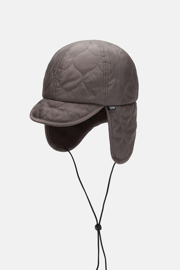 그린라벨 퀼팅 패딩 트루퍼햇 아말리 (4 colors)는 부드러운 촉감의 나일론 소재와 깊은 모자 깊이, 중간 챙 넓이를 가진 여성용 트루퍼햇입니다. 퀼팅 및 패딩 디자인으로 보온성과 방한 기능을 갖춰 겨울철 따뜻하게 착용할 수 있습니다. 무지 패턴으로 다양한 스타일에 매치하기 용이하며, 캐주얼, 미니멀, 클래식 스타일을 즐겨 입는 분들께 추천합니다. 귀덮개가 있어 찬바람으로부터 얼굴과 귀를 보호해줍니다. 그린 컬러를 포함한 4가지 색상으로 출시되었습니다.
