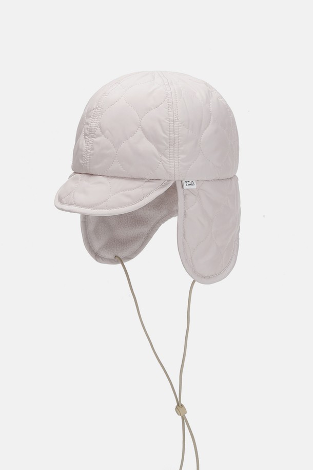 그린라벨 퀼팅 패딩 트루퍼햇 아말리 (4 colors)는 겨울철 보온성을 책임지는 모자입니다. 부드러운 촉감과 두꺼운 두께, 퀼팅 및 패딩 디자인으로 포근함을 더했습니다. 일상에서 캐주얼, 미니멀, 클래식 스타일 모두 소화 가능하며, 귀덮개 디자인으로 한겨울 추위에도 끄떡없습니다. 4가지 다양한 컬러 옵션으로 폭넓은 선택이 가능합니다. 남녀 공용으로 착용할 수 있는 실용적인 겨울 모자입니다.
