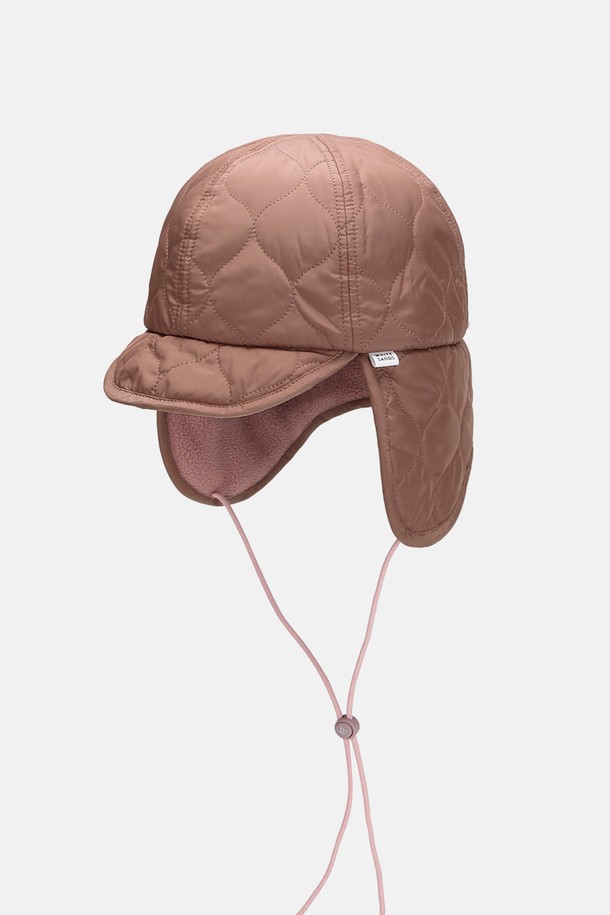 그린라벨 퀼팅 패딩 트루퍼햇 아말리 (4 colors)는 부드러운 나일론 소재로 제작되어 가을과 겨울철 따뜻하게 착용할 수 있는 여성용 모자입니다. 퀼팅 및 패딩 디자인으로 보온성을 높였으며, 깊은 모자 깊이와 중간 챙 넓이로 안정적인 착용감을 제공합니다. 캐주얼, 미니멀, 클래식 스타일을 아우르며, 그린, 블랙, 브라운, 베이지 4가지 다채로운 색상으로 출시되었습니다. 무지 패턴으로 어떤 스타일에도 쉽게 매치할 수 있어 활용도가 높습니다.
