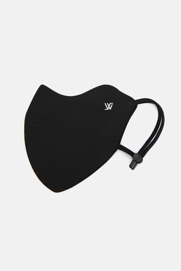 그린라벨 방한 UV 프로텍션 마스크 사디로 (2 colors)는 추운 겨울철에도 따뜻하고 스타일리시하게 착용할 수 있는 마스크입니다. 폴리에스터 소재로 제작되어 보온 효과가 뛰어나며, 자외선(UV) 차단 기능까지 갖춰 일상생활에서 유용하게 사용됩니다. 귀걸이형 디자인으로 착용이 간편하며, 블랙과 그린 두 가지 색상으로 출시되어 취향에 맞게 선택할 수 있습니다. 무지 디자인에 두꺼운 두께감으로 포근함을 더하였으며, 재사용이 가능하여 실용적입니다. 미니멀하고 캐주얼한 스타일을 선호하는 분들께 추천합니다.
