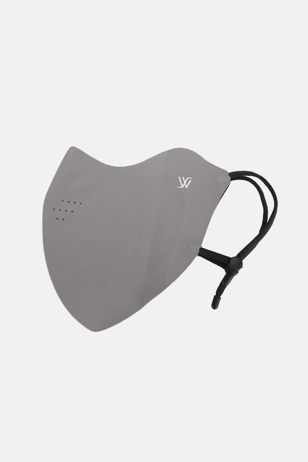 그린라벨 방한 UV 프로텍션 마스크 사디로 (2 colors)는 캐주얼, 미니멀, 고프코어 스타일을 즐기는 분들을 위한 겨울, 봄, 가을철 필수템입니다. 산책이나 등산 시 햇빛으로부터 피부를 보호하고 방한 기능을 제공하여 쾌적한 활동을 돕습니다. 귀까지 덮는 디자인으로 보온성을 높였으며, 자외선 차단 기능을 갖춰 야외 활동 시에도 안심하고 사용할 수 있습니다. 그레이와 블랙 두 가지 색상으로 출시되어 어떤 의상에도 자연스럽게 어울리며, 재사용이 가능하여 실용적입니다. 두꺼운 폴리에스테르 소재로 제작되어 튼튼하고 오래 사용할 수 있습니다.
