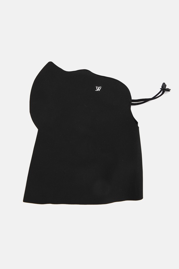 그린라벨 방한 UV 프로텍션 넥워머 마스크 벨루라 (2 colors)는 겨울철 방한은 물론, UV 차단 기능까지 갖춘 실용적인 넥워머 마스크입니다. 부드러운 벨루라 소재로 제작되어 뛰어난 보온성과 포근한 촉감을 선사하며, 마스크와 넥워머의 기능을 동시에 제공하여 다양한 상황에서 활용 가능합니다. 블랙과 그린 두 가지 색상으로 출시되어, 캐주얼, 미니멀, 고프코어 스타일 등 어떤 룩에도 자연스럽게 매치할 수 있습니다. 산책룩, 등산룩, 캠핑룩 등 야외 활동 시에도 스타일리시하게 연출할 수 있습니다. 가을, 겨울 시즌, 추위와 자외선으로부터 당신을 보호해 줄 필수템입니다.
