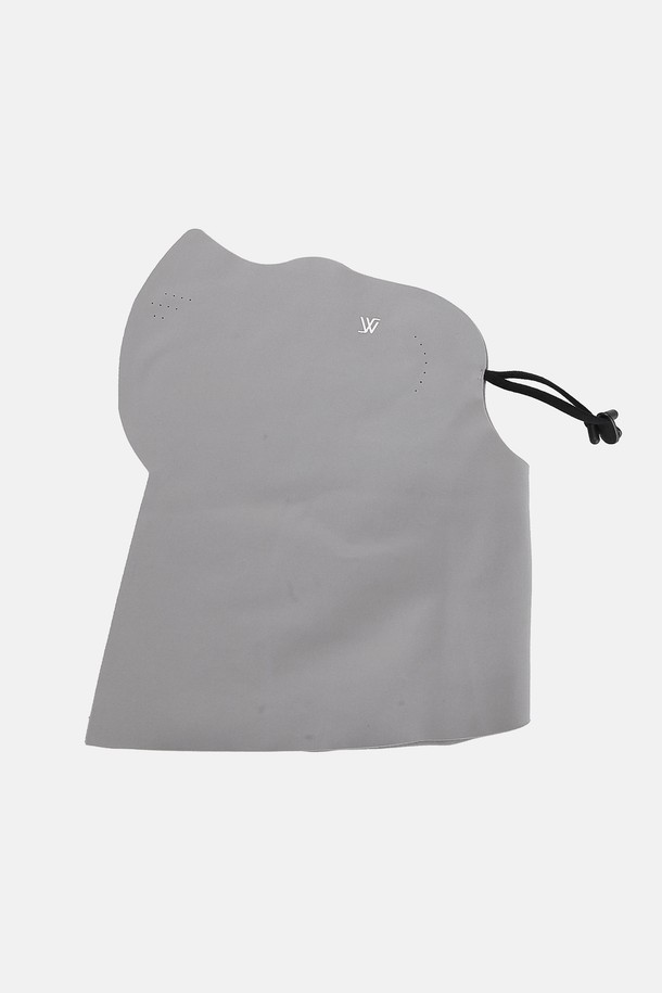 그린라벨 방한 UV 프로텍션 넥워머 마스크 벨루라 (2 colors)는 부드러운 벨루라 소재로 제작되어 뛰어난 보온성과 부드러운 촉감을 선사합니다. 겨울철 추위로부터 얼굴과 목을 따뜻하게 보호하며, UV 차단 기능을 갖춰 자외선으로부터 피부를 안전하게 지켜줍니다. 일상, 산책, 등산 등 다양한 활동에 착용하기 좋으며, 무지 디자인으로 어떤 스타일에도 잘 어울립니다. 마스크 겸용으로 사용할 수 있어 더욱 실용적이며, 캐주얼, 미니멀, 고프코어 스타일을 즐겨 입는 분들께 추천합니다. 색상은 그레이 1가지입니다.
