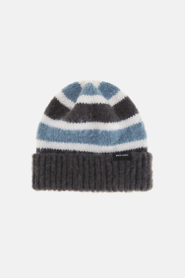 울 혼방 스트라이프 비니 카디라는 캐주얼, 미니멀, 클래식 스타일을 모두 아우르는 공용 비니입니다. 울 혼방 소재로 제작되어 가을과 겨울, 쌀쌀한 날씨에도 따뜻하게 착용할 수 있으며, 부드러운 촉감을 자랑합니다. 블랙, 화이트, 블루, 그레이, 베이지 5가지 컬러로 출시되어 출근룩, 모임룩 등 다양한 TPO에 맞춰 활용 가능합니다. 스트라이프 패턴과 일반적인 모자 깊이로 디자인되어 어떤 스타일에도 부담 없이 매치할 수 있습니다. 울 혼방 소재 특유의 보온성으로 추운 계절, 따뜻함과 스타일을 동시에 잡을 수 있는 아이템입니다.
