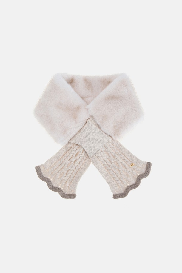 **니트 퍼 넥워머 레지아 (3 colors)**

부드러운 퍼와 니트 소재의 조화로 포근함을 선사하는 여성 넥워머입니다. 아이보리, 베이지, 화이트 3가지 색상으로 출시되어 다양한 스타일에 매치하기 좋습니다. 우아하고 클래식한 무드를 연출하며, 프릴 디테일이 여성스러움을 더합니다. 두꺼운 두께감으로 보온성을 높여 가을, 겨울철 출근룩과 모임룩에 활용하기 좋습니다. 미니멀, 로맨틱 스타일을 즐겨 입는 분들께 추천합니다.
