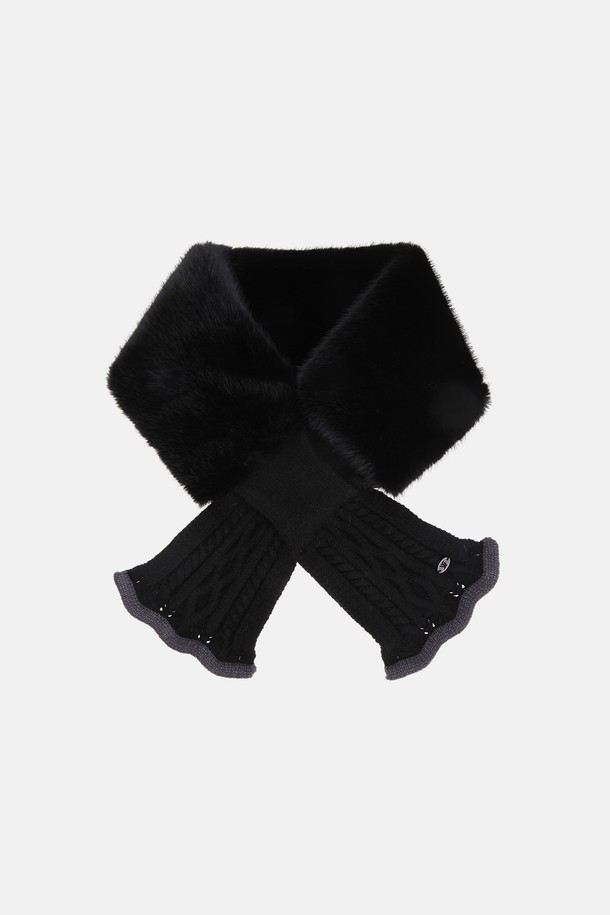 니트 퍼 넥워머 레지아는 부드러운 니트와 퍼 소재로 제작되어 가을, 겨울철 따뜻함과 스타일을 동시에 선사합니다. 베이직하고 캐주얼한 디자인으로 출근룩, 모임룩 등 다양한 TPO에 활용 가능하며, 미니멀, 클래식 스타일을 선호하는 여성분들께 추천합니다. 두꺼운 두께감과 부드러운 촉감으로 뛰어난 보온성을 제공하며, 블랙, 화이트, 베이지 3가지 컬러로 출시되어 취향에 맞게 선택할 수 있습니다. 넥워머 디자인에 퍼 장식이 더해져 포근하면서도 세련된 포인트를 더합니다.
