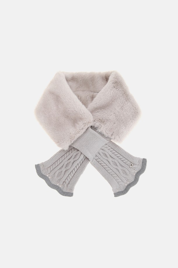 니트 퍼 넥워머 레지아는 부드러운 니트 소재와 퍼(fur) 장식으로 따뜻함과 스타일을 동시에 잡은 여성용 넥워머입니다. 케이블 패턴으로 포인트를 주어 베이직하면서도 캐주얼한 무드를 연출하며, 가을, 겨울철 방한 용도로 활용하기 좋습니다. 그레이, 아이보리, 블랙 3가지 색상으로 출시되어 다양한 룩에 매치하기 용이합니다. 목둘레에 착용하여 보온성을 높여주며, 두꺼운 두께감으로 추운 날씨에도 따뜻하게 착용할 수 있습니다. 미니멀, 캐주얼, 클래식 스타일을 즐겨 입는 분들께 추천합니다.
