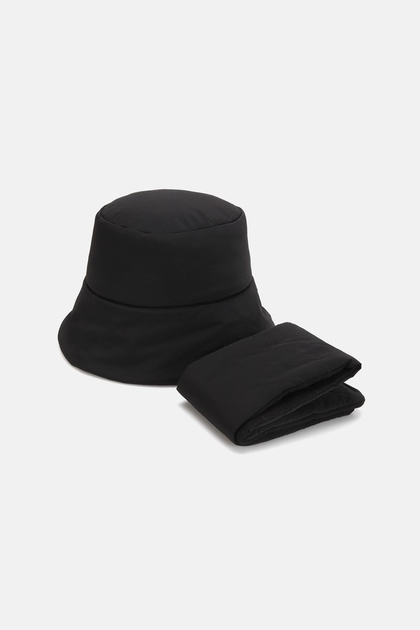 그린라벨 경량 패딩 버킷햇 + 넥워머 SET 헬로나 (4 colors)는 가을, 겨울철 일상 및 아웃도어 활동에 적합한 모자입니다. 부드러운 촉감의 나일론, 폴리에스테르 혼방 소재로 제작되었으며, 넥워머가 함께 구성되어 보온성을 높였습니다. 넉넉한 깊이와 중간 챙 넓이로 편안한 착용감을 제공하며, 무지 디자인으로 다양한 의상에 매치하기 좋습니다. 블랙, 브라운, 베이지, 그레이 4가지 컬러로 출시되어 취향에 맞게 선택 가능하며, 캐주얼, 미니멀, 고프코어 스타일과 캠핑룩, 등산룩에 잘 어울립니다.
