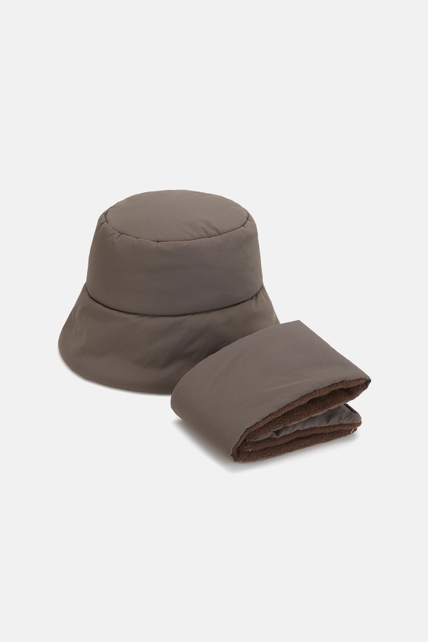 그린라벨 경량 패딩 버킷햇 + 넥워머 세트 헬로나 (4 colors)는 가을, 겨울철 따뜻함과 스타일을 동시에 잡을 수 있는 실용적인 모자 세트입니다. 가볍고 부드러운 나일론 소재로 제작되어 편안한 착용감을 선사하며, 깊은 모자 깊이와 중간 챙 넓이로 안정적인 핏을 제공합니다. 캐주얼, 미니멀, 클래식 스타일의 산책룩, 출근룩에 모두 잘 어울리며, 무지 디자인과 패딩 디테일이 은은한 포인트를 더합니다. 보온 기능을 갖춘 넥워머가 함께 구성되어 더욱 따뜻하게 겨울을 보낼 수 있습니다.
