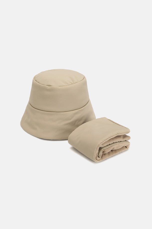 "그린라벨 경량 패딩 버킷햇 + 넥워머 SET 헬로나"는 겨울철 따뜻함과 스타일을 동시에 만족시키는 모자 세트입니다. 가볍고 따뜻한 경량 패딩 소재로 제작되었으며, 넥워머가 함께 구성되어 더욱 포근한 착용감을 선사합니다. 깊은 모자 깊이와 중간 챙 넓이로 안정적인 핏을 제공하며, 무지 디자인에 그린, 베이지, 블랙, 브라운의 4가지 다채로운 컬러 옵션을 제공합니다. 캐주얼, 미니멀, 클래식 스타일을 즐겨 입는 분들께 추천하며, 일상에서 폭넓게 활용할 수 있습니다. 
