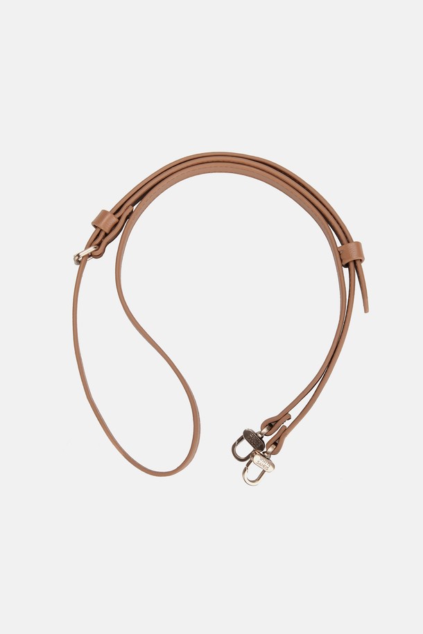 그린라벨 페이크 레더 스트랩 카를로 (4 colors)는 여성스러운 룩을 완성하는 데 적합한 스트랩 가방입니다. 부드러운 인조 가죽 소재로 제작되어 시크하면서도 미니멀한 스타일을 연출합니다. 데이트룩, 모임룩, 소개팅룩 등 다양한 TPO에 활용 가능하며, 숄더백 또는 크로스백으로 연출할 수 있어 실용적입니다. 그린 컬러를 포함하여 4가지 다채로운 색상으로 구성되어 취향에 맞는 선택이 가능합니다. 무지 디자인으로 어떤 스타일에도 쉽게 매치할 수 있는 데일리 아이템입니다.
