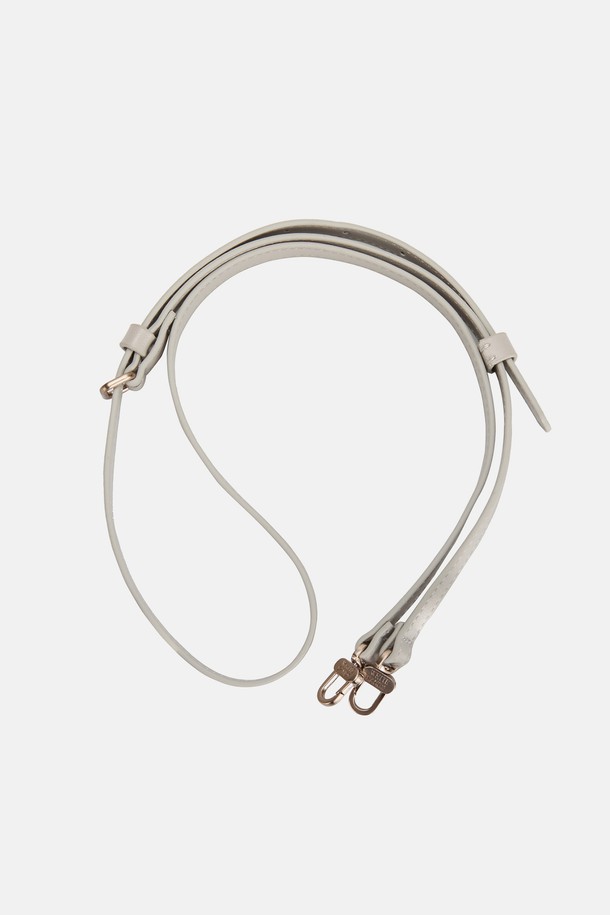 그린라벨 페이크 레더 스트랩 카를로 (4 colors)는 여성의 데이트룩과 모임룩을 위한 미니멀, 클래식, 시크 스타일의 가방입니다. 부드러운 인조가죽 소재에 무지 디자인으로 제작되었으며, 탈부착 가능한 스트랩으로 다양한 스타일 연출이 가능합니다. 그린 컬러를 포함하여 총 4가지 컬러로 출시되어, 취향에 맞는 색상을 선택할 수 있습니다. 심플하면서도 세련된 디자인으로 어떤 옷차림에도 잘 어울려 데일리백으로 활용하기 좋습니다.
