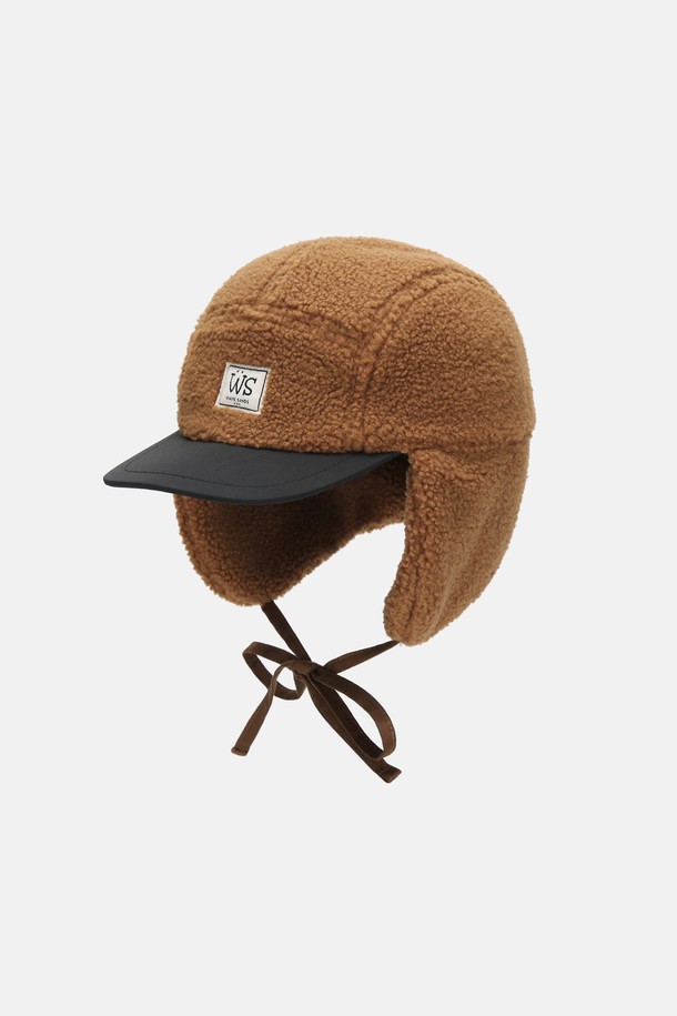 포근한 겨울을 위한 키즈용 '부클 투톤 이어머프 캡'입니다. 부드러운 부클 소재와 두꺼운 두께감으로 뛰어난 보온성을 제공하며, 귀를 덮는 이어머프 디자인으로 찬 바람으로부터 아이를 보호합니다. 캐주얼부터 미니멀 스타일까지 소화 가능한 투톤 컬러 디자인은 4가지 색상으로 출시되었습니다. 일상생활에서 따뜻하고 스타일리시하게 착용할 수 있는 겨울 필수템입니다.