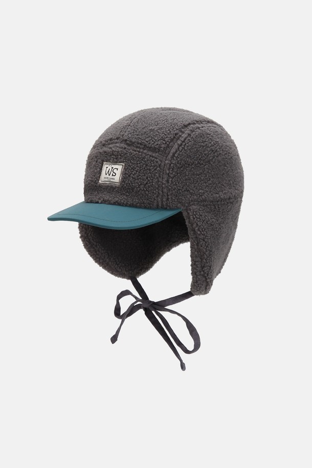 부드러운 부클 소재의 투톤 디자인이 돋보이는 키즈 이어머프 캡입니다. 겨울철 보온성을 높여주는 두꺼운 두께감과 깊은 모자 깊이로 따뜻하게 착용할 수 있습니다. 캐주얼 및 미니멀 스타일 모두 잘 어울리며, 귀를 덮는 이어머프 디자인으로 한층 더 포근함을 더했습니다. 무지 스타일로 다양한 겨울 의상에 매치하기 용이하며, 레오파드 패턴이 포인트로 들어가 개성 있는 스타일을 연출합니다. 아이들의 일상생활에 따뜻함과 스타일을 더해줄 필수 아이템입니다.
