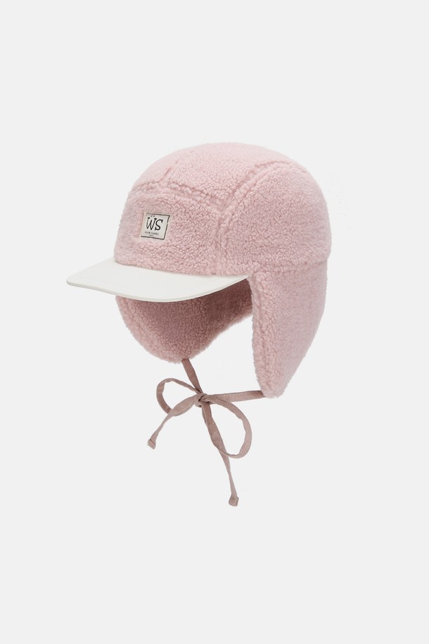 부드러운 부클 소재로 제작되어 따뜻함과 포근함을 선사하는 키즈 이어머프 캡입니다. 투톤 컬러 디자인으로 포인트를 더했으며, 핑크와 베이지 등 다채로운 4가지 색상으로 출시되었습니다. 귀마개 일체형 디자인으로 겨울철 찬 바람으로부터 아이의 귀를 보호해줍니다. 캐주얼 및 미니멀 스타일의 산책룩에 매치하여 스타일리시하게 연출해보세요. 넉넉한 두께감으로 보온성을 높여 겨울, 가을 시즌에 활용하기 좋습니다.
