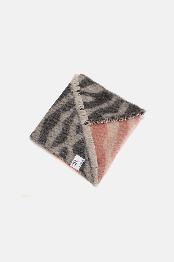 보헤미안 언발란스 머플러 트렌토는 부드러운 울 소재로 제작되어 가을과 겨울, 따뜻한 보온성을 선사합니다. 베이지와 브라운, 3가지 컬러로 제공되며, 보카시 패턴과 프린지 장식이 돋보이는 제품입니다. 언밸런스 디자인으로 개성 있는 스타일을 연출하며, 클래식, 캐주얼, 에스닉 스타일 모두 소화 가능합니다. 일상에서 포근하고 감각적인 분위기를 더해줄 머플러입니다.
