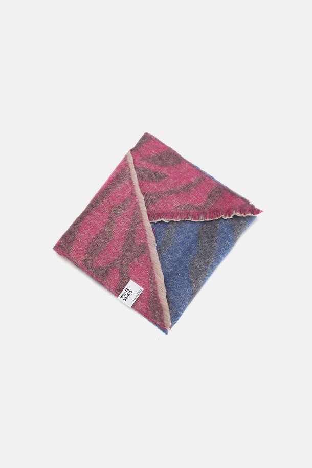 보헤미안 언발란스 머플러 트렌토는 울 소재로 제작되어 부드러운 촉감을 자랑하며, 가을과 겨울에 따뜻하게 착용하기 좋습니다. 보카시 패턴과 언밸런스 디자인이 특징으로, 클래식하면서도 에스닉한 스타일을 연출합니다. 핑크, 그린, 그레이 세 가지 색상으로 출시되어 다양한 룩에 매치하기 용이합니다. 일상복에 포인트를 더해주는 머플러로, 당신의 보헤미안 무드를 완성해보세요. 두꺼운 두께감으로 추운 날씨에도 따뜻함을 유지해줍니다.
