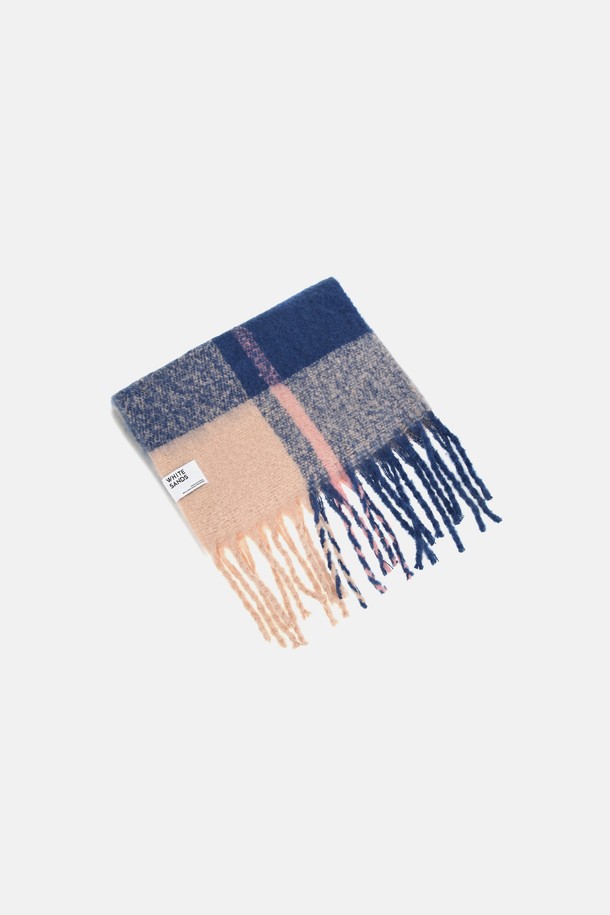 멀티체크 머플러 플렌즈는 여성용 머플러로, 가을과 겨울에 따뜻하게 착용할 수 있습니다. 부드러운 울 소재로 제작되어 뛰어난 촉감을 자랑하며, 두꺼운 두께로 보온성을 높였습니다. 클래식한 무드의 체크 패턴과 블루, 베이지 색상의 조화가 돋보입니다. 롱 스타일로 다양한 스타일 연출이 가능하며, 미니멀한 룩에도 포인트를 더할 수 있습니다.
