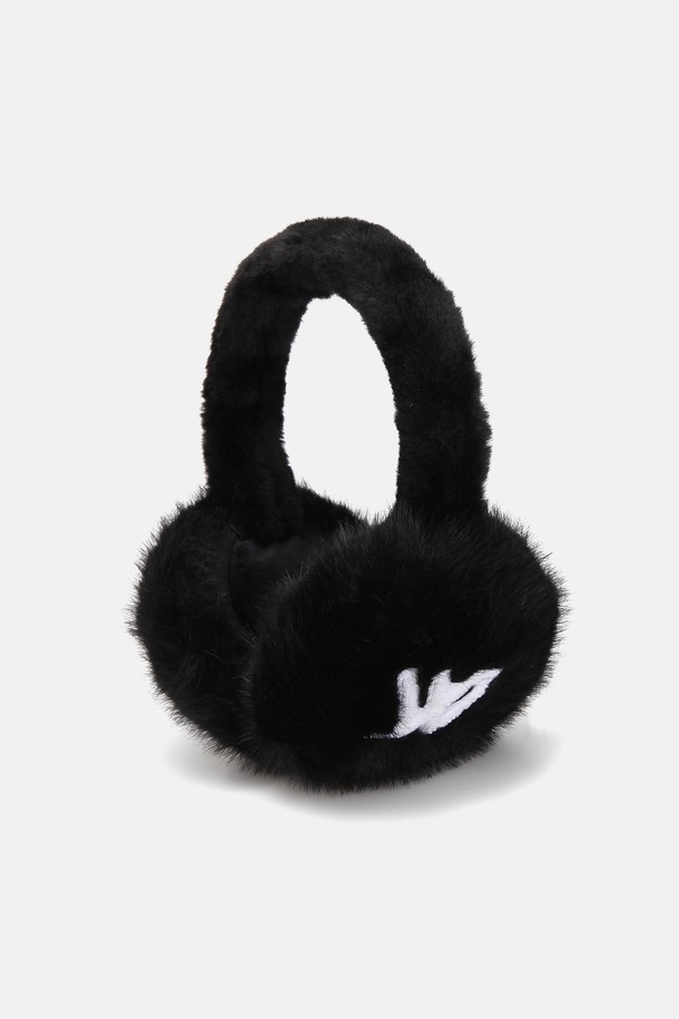 부드러운 폴리에스터 소재로 제작되어 겨울철 귀를 따뜻하게 보호해 주는 "퍼 접이식 귀마개 마르티 (4 colors)"입니다. 오프 화이트 베이지, 차콜, 블랙 3가지 색상으로 출시되어 어떤 스타일에도 매치하기 용이합니다. 귀 전체를 감싸는 구조로 보온성을 높였으며, 부드러운 촉감으로 장시간 착용에도 편안함을 제공합니다. 접이식 디자인으로 휴대와 보관이 간편하며, 헤어밴드 길이 조절이 가능하여 모든 착용자에게 완벽한 핏을 선사합니다. 미니멀, 클래식, 캐주얼 등 다양한 스타일을 즐기는 출근룩 또는 산책룩에 활용하여 세련된 겨울 패션을 완성해 보세요.
